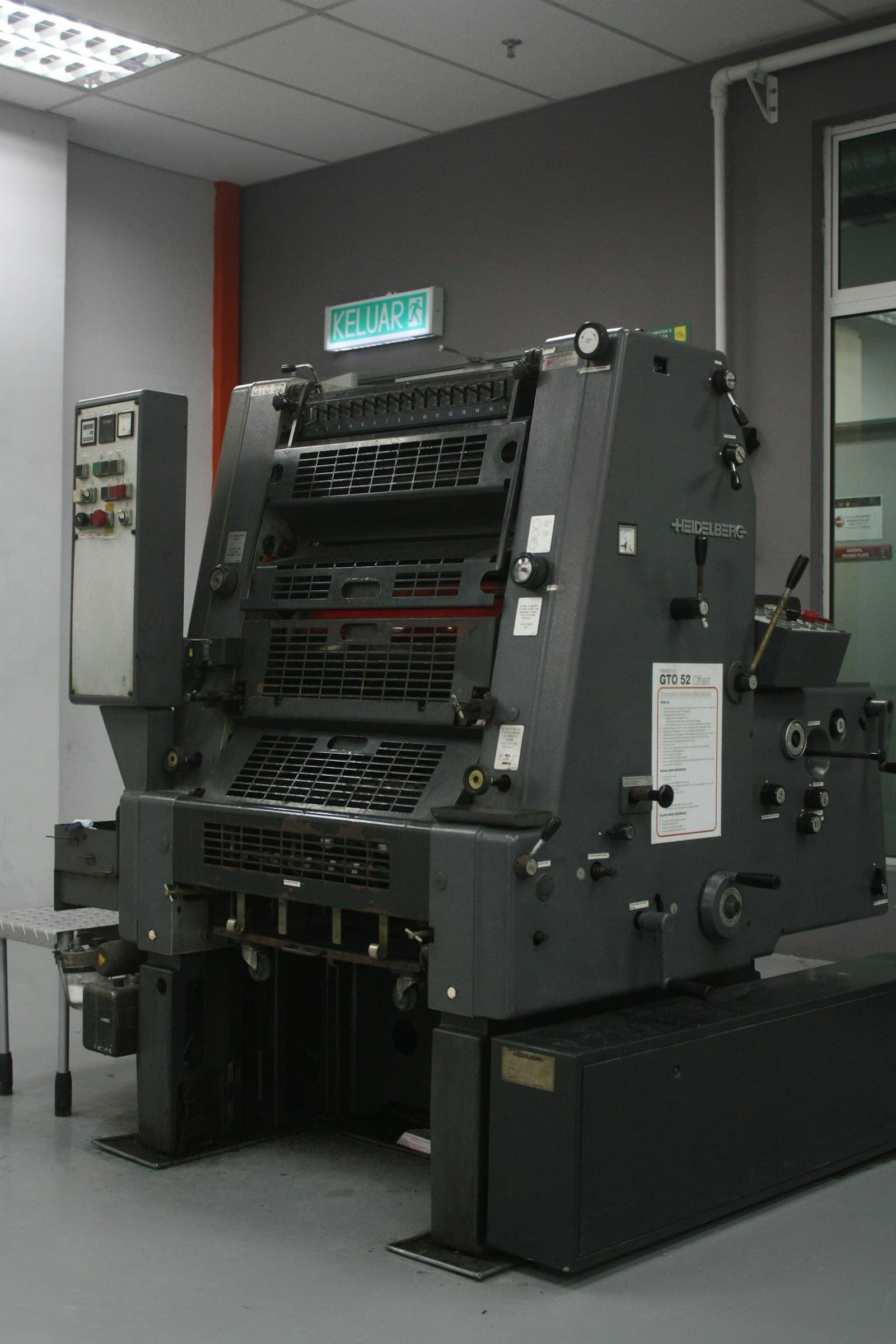 Prensa offset en el taller