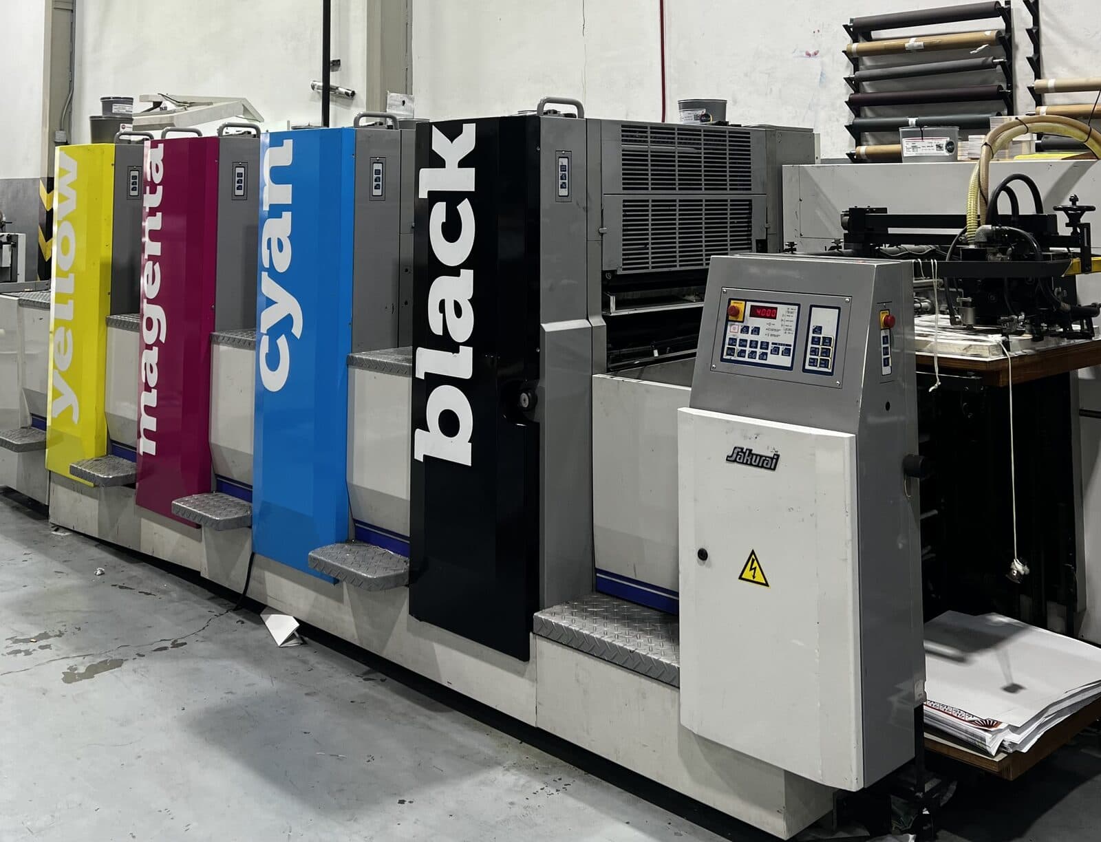 Prensa offset de cuatro colores en el taller